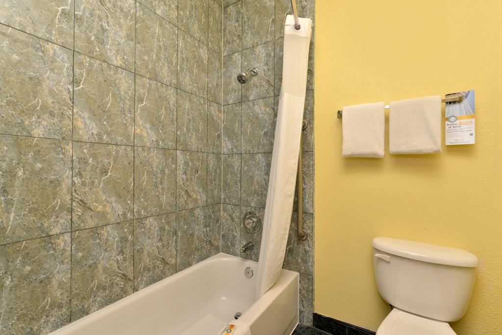 Quality Inn San Diego I-5 Naval Base Eksteriør billede